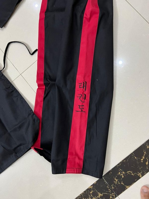 Musta / Punainen Taekwondo puku
